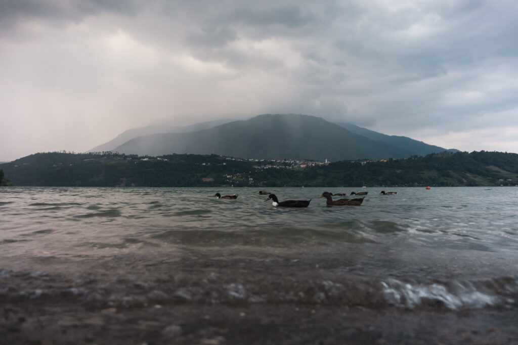 Lago di Caldonazzo poco prima del temporale, con le montagne del Trentino sullo sfondo