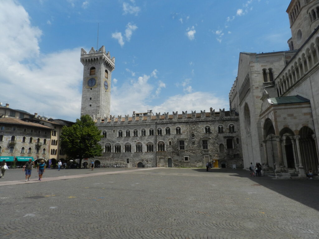 Piazza del Duomo di Trento con la cattedrale di San Vigilio