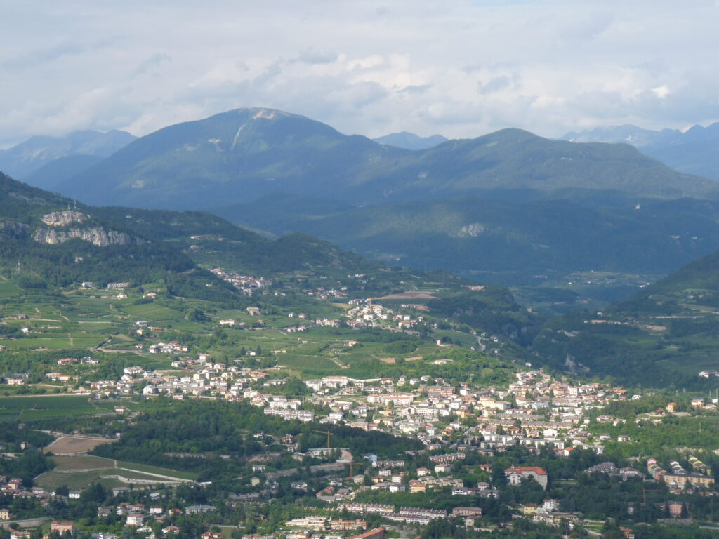 Cognola, frazione collinare di Trento, vista dal versante est della valle dell'Adige