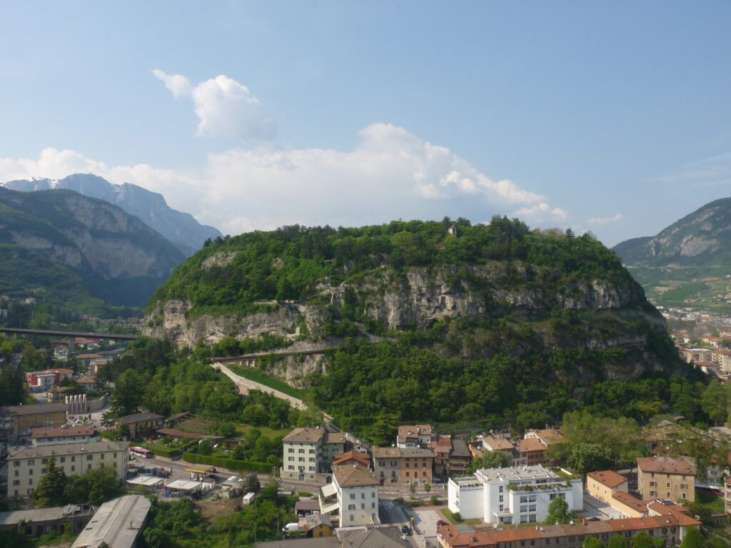 Doss Trento e la collina verde sopra la città visti dalla funivia di Sardagna