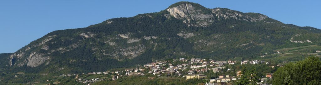 Panorama di Martignano e del Monte Calisio sulla collina est di Trento