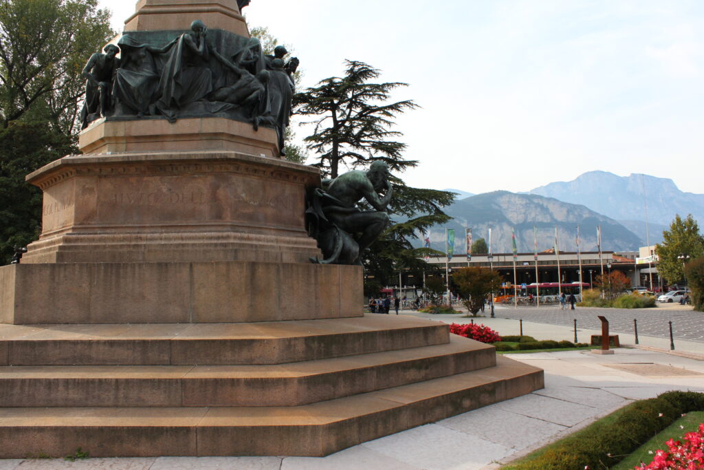 Stazione ferroviaria di Trento e Piazza Dante con il monumento