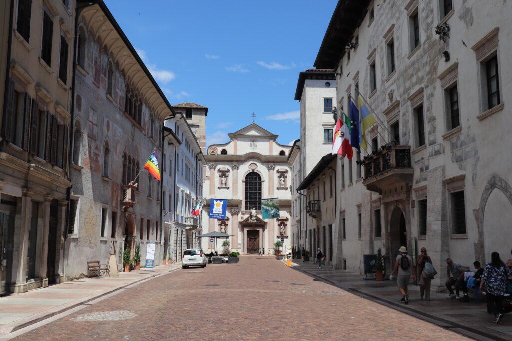 Trento, Via Belenzani nel centro storico, con i palazzi affrescati