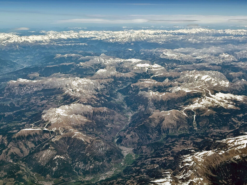 Vista aerea di Trento e della valle dell'Adige con i monti del Trentino sullo sfondo